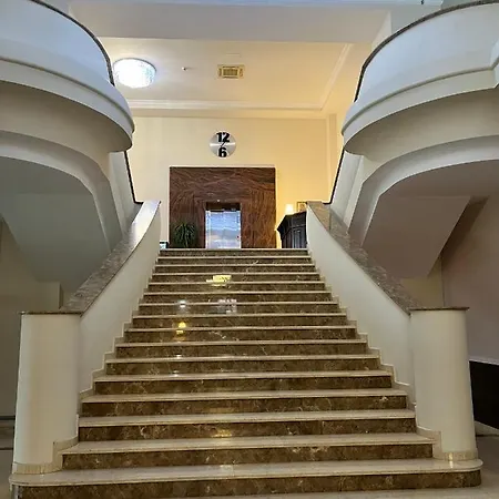 Albert Hotel 3* 플로이에슈티
